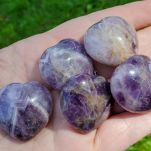 Load image into Gallery viewer, Small Chevron Amethyst carved heart
