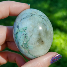 Load image into Gallery viewer, Green Moonstone Palm Stones