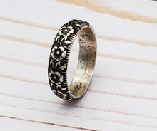 Load image into Gallery viewer, Vintage style floral pattern sterling silver ring