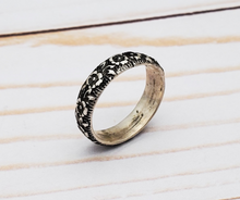 Load image into Gallery viewer, Vintage style floral pattern sterling silver ring