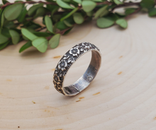 Load image into Gallery viewer, Vintage style floral pattern sterling silver ring