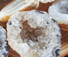 Load image into Gallery viewer, Oco Occo agate geodes