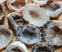 Load image into Gallery viewer, Oco/occo agate geodes