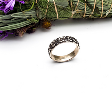 Load image into Gallery viewer, Vintage style floral pattern sterling silver ring