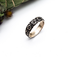 Load image into Gallery viewer, Vintage style floral pattern sterling silver ring