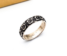 Load image into Gallery viewer, Vintage style floral pattern sterling silver ring