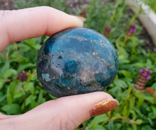 Load image into Gallery viewer, Blue apatite Palm stones
