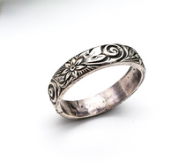 Load image into Gallery viewer, Sterling Silver floral pattern ring