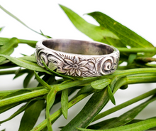 Load image into Gallery viewer, Sterling Silver floral pattern ring