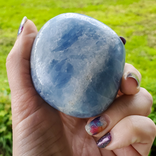 Load image into Gallery viewer, Blue calcite palm stones