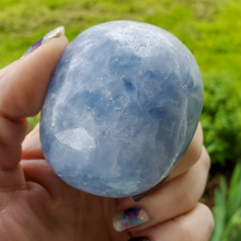 Load image into Gallery viewer, Blue calcite palm stone