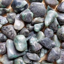 Load image into Gallery viewer, Tumbled emerald crystals