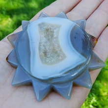 Load image into Gallery viewer, Druzy Agate geode sun carving
