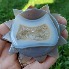 Load image into Gallery viewer, Druzy Agate geode sun carving