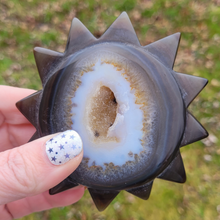 Load image into Gallery viewer, Druzy Agate Geode Sun Carving