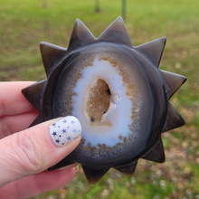 Load image into Gallery viewer, Druzy Agate Geode Sun Carving