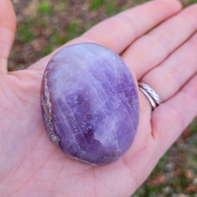 Load image into Gallery viewer, Amethyst Palm Stones
