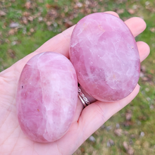 Load image into Gallery viewer, Rose quartz palm stone