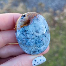 Load image into Gallery viewer, Ocean jasper palm stones