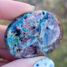 Load image into Gallery viewer, Ocean jasper palm stones