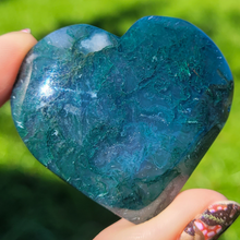 Load image into Gallery viewer, Moss agate heart carving