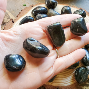 Tumbled black onyx gemstones 