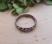Load image into Gallery viewer, Vintage style floral pattern sterling silver ring 
