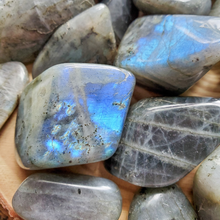 Load image into Gallery viewer, Flashy blue labradorite gemstone 
