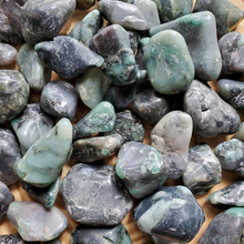 Load image into Gallery viewer, Emerald Tumbled stones 
