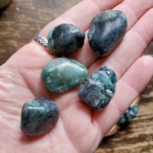Emerald tumbled stones