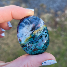 Load image into Gallery viewer, Ocean jasper palm stone 
