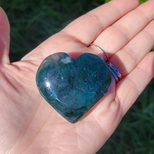 Load image into Gallery viewer, Moss agate heart carving 
